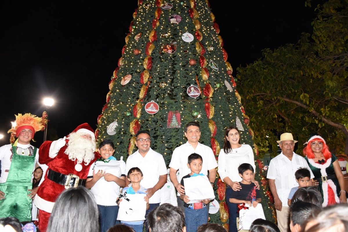Realiza APICAM encendido del árbol navideño en el parque del poblado de Lerma
