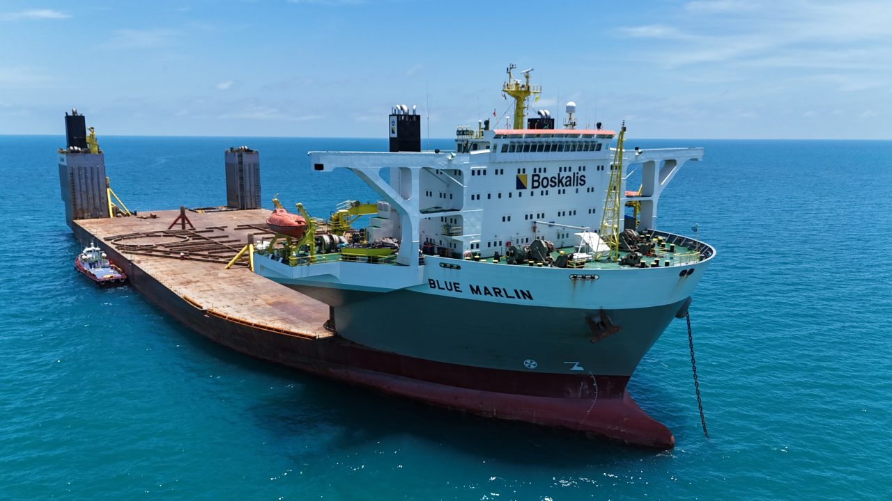 ANCLA EL GIGANTE SUMERGIBLE BLUE MARIN EN ÁREA DE FONDEO DEL PUERTO DE SEYBAPLAYA